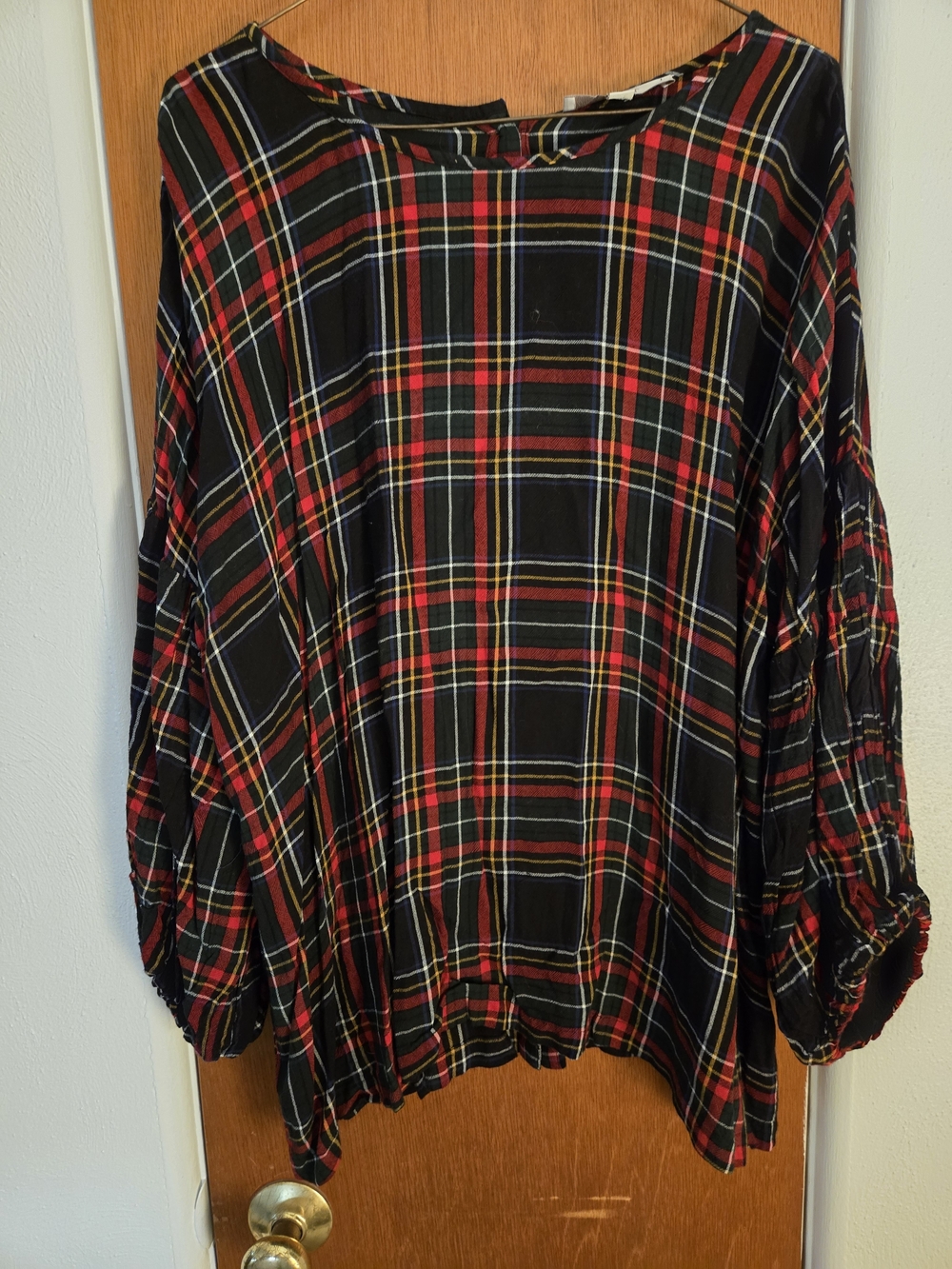 Black Plaid Women's Long-Sleeve Top - Relaxed Fit